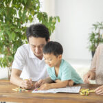 なぜ塗り絵は子どもの成長にいいの？7つの効果と親の関わり方のコツ