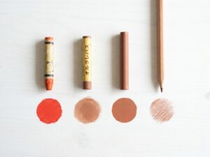 クレヨン・クレパス・クーピー・色鉛筆はどう違う？年齢別の使い分けガイド